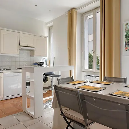 2 Bedroom Center דירה